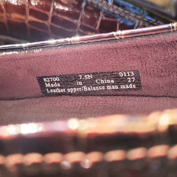 Clarks Everyday Women's Croc-Embossed Brown Leather Flats, 7.5 - Picture 9 of 10